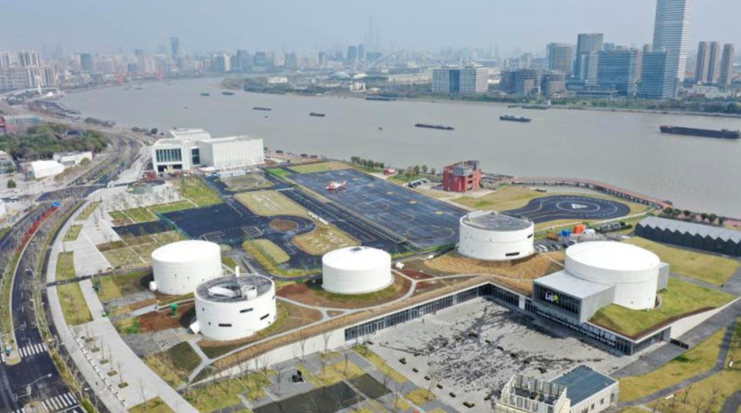 #这波玩水高级了##自然星生# 位于上海市徐汇滨江原龙华机场旧址内的废弃储油罐、