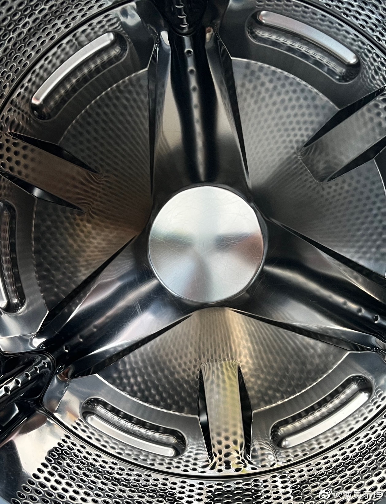 《流浪地球2》的路演结束了，从科学家马兆的身份里跳脱出来，回归日常，做做饭洗洗衣