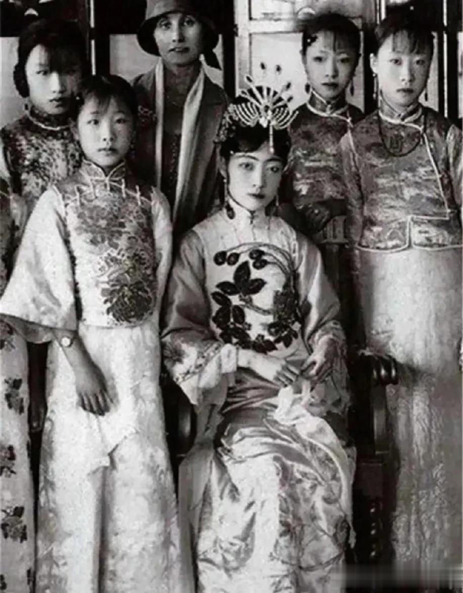 清朝最上镜的一张照片
中国末代皇后婉容与一名外国女子的合影，照片中四个妃子都极其