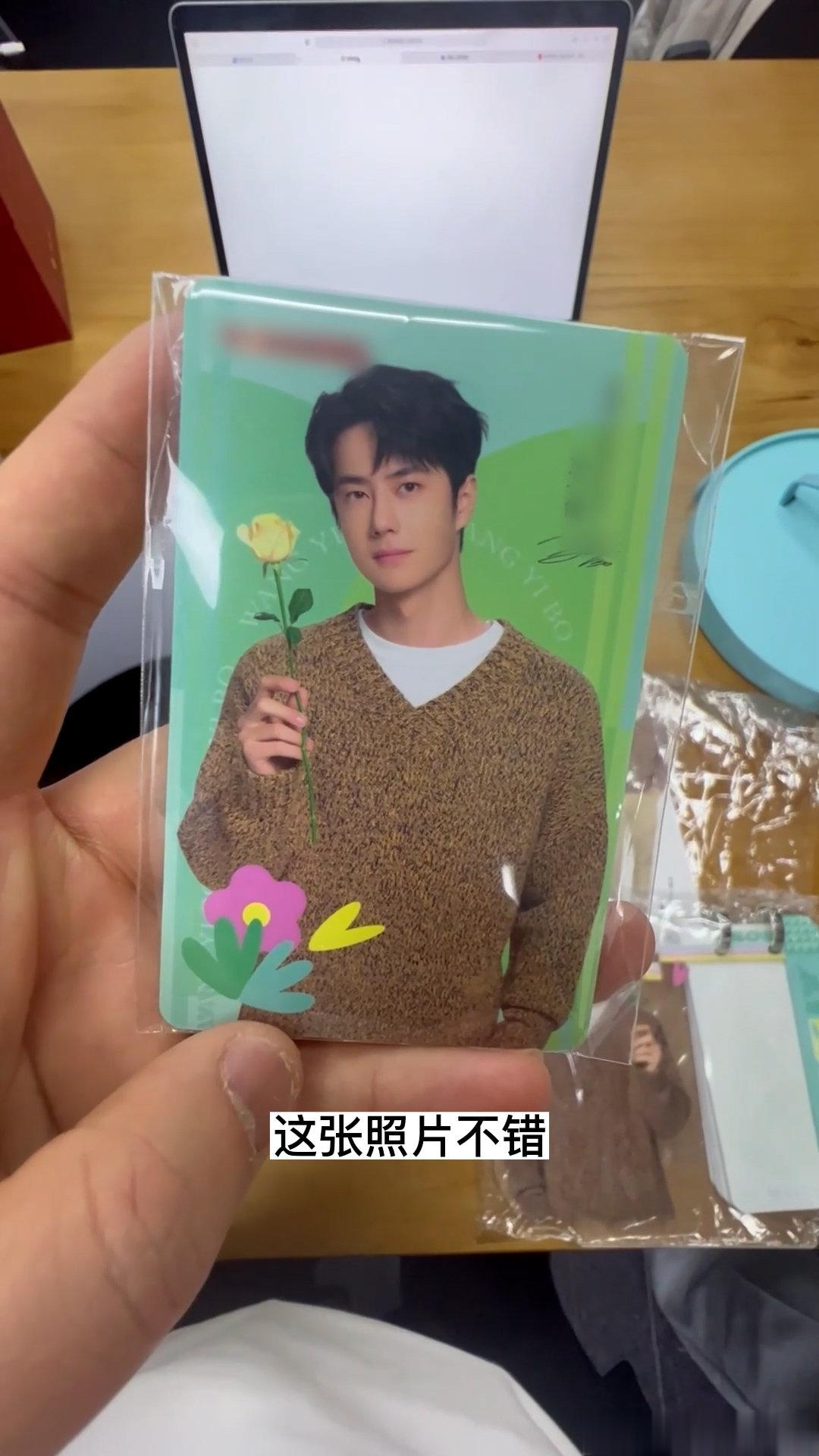 #直男同事拍开箱视频有多努力#