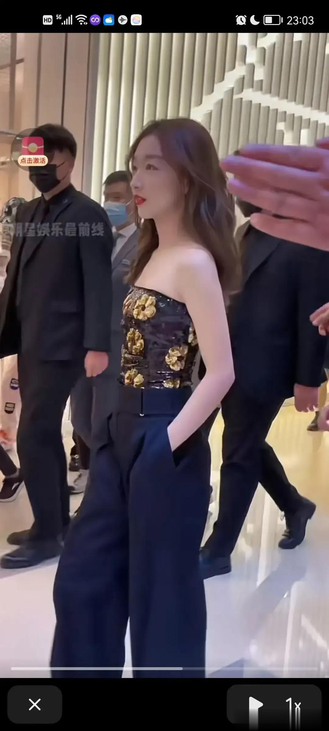 周冬雨留长发穿抹胸裙，有点女人味儿了 但是一走路马上原形毕露。

周冬雨还是练一