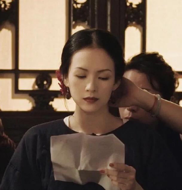绝美骨相！
以前自己太年轻不懂她的美，现在真是觉得她美，而且即使现在她没那么年轻