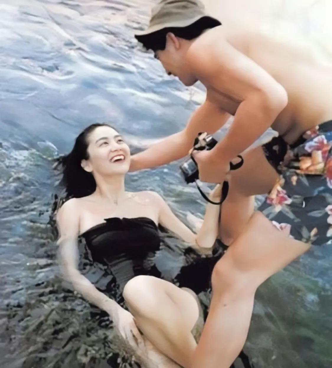 感觉林青霞的性格是非常温柔的，拍摄照片的时候，会笑对着摄影师，摄影师拍照的技术也