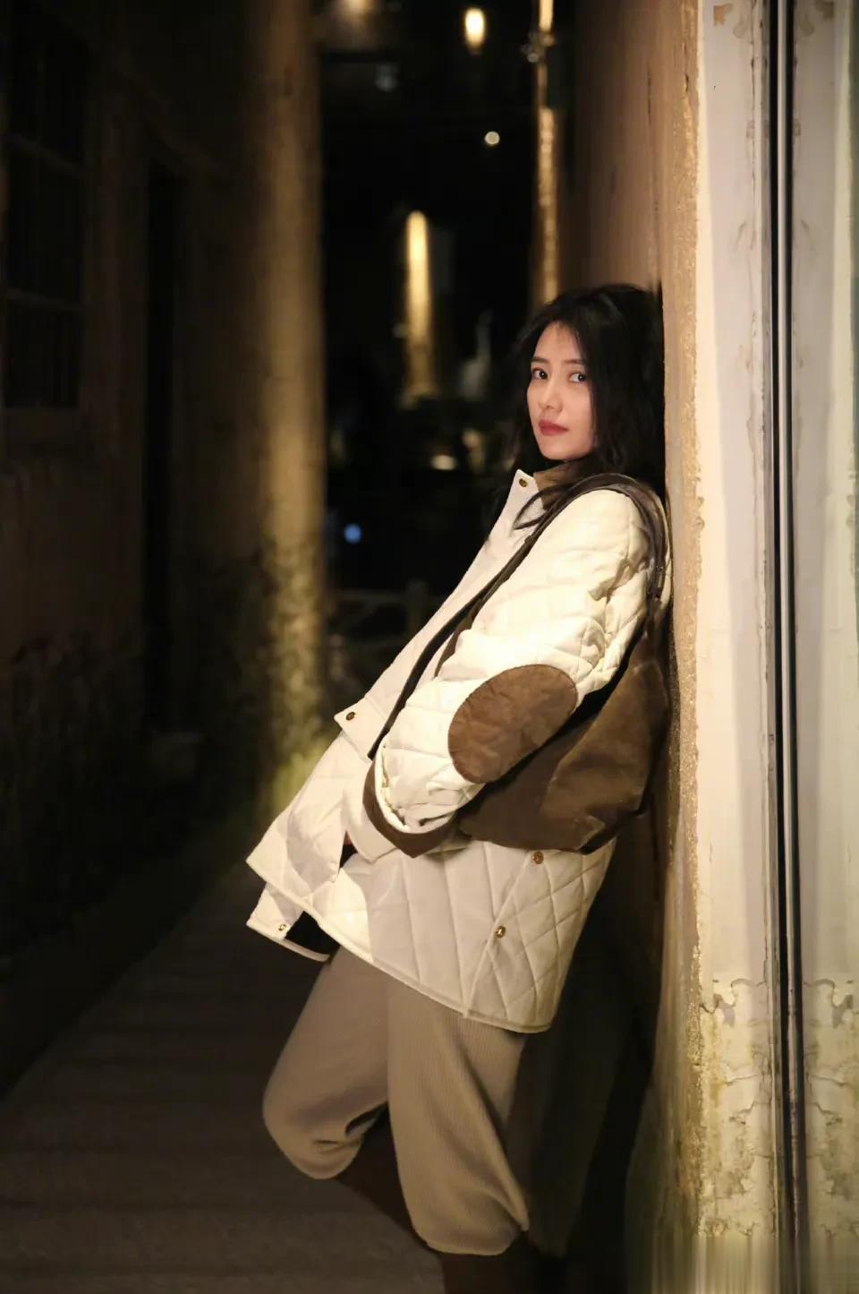 “赶路人”高圆圆分享了夜晚胡同的OOTD，高圆圆靠着墙根，缓解下班的疲乏，在灯光