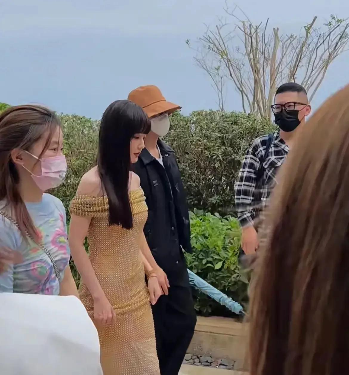 李一桐出席活动美到网友认不出来，小助力贴心前后照顾好温暖！

李一桐这次造型真是