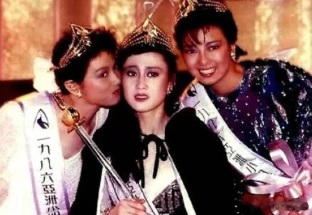 一次，鲁豫问李连杰：“有一个问题我想不通，追求利智的人那么多，你是怎么把她追到手