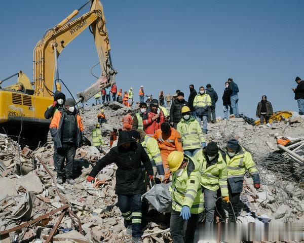 地震中的“豆腐渣工程”：土耳其承诺调查建筑承包商。在接受调查的约17万座建筑中，