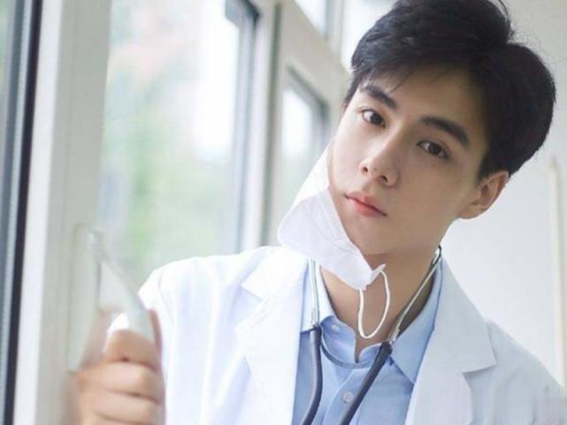 同样是扮演男医生，肖战VS罗云熙，看到王俊凯：扛不住了！
哈喽大家好啊，我是你们