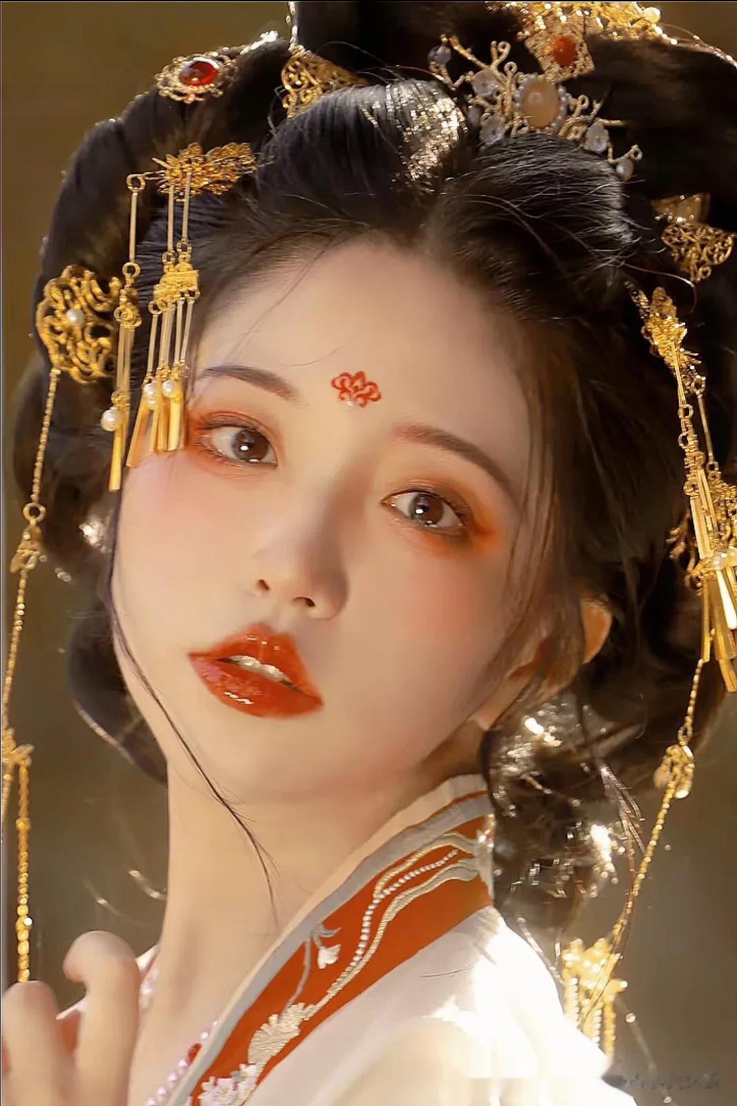 城外草离离。花开又万枝。物华新，烟细云飞。谁向风前长伫立，声声慢、怨和痴。
禁得
