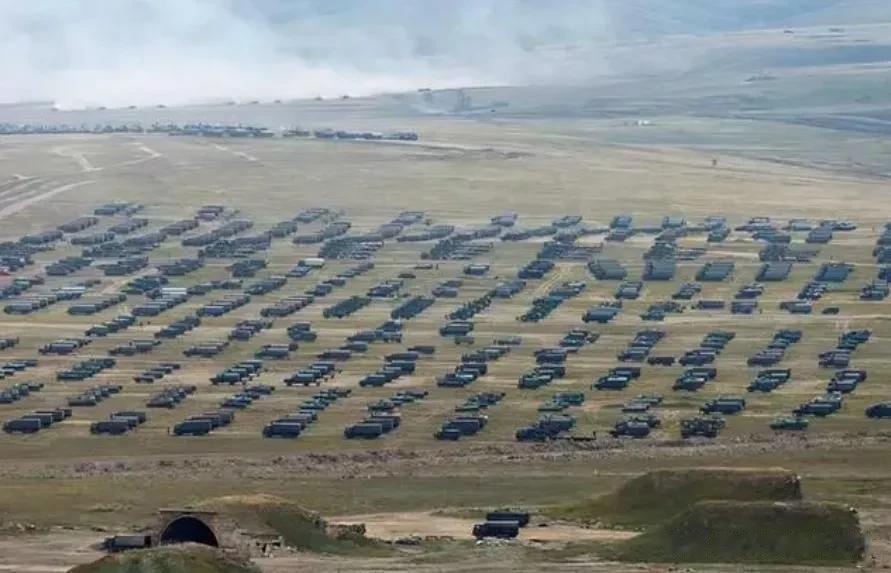 俄罗斯打法很奇怪，多个集团军在前线待机，任由乌援军抵达巴赫穆特  

来源:海峡