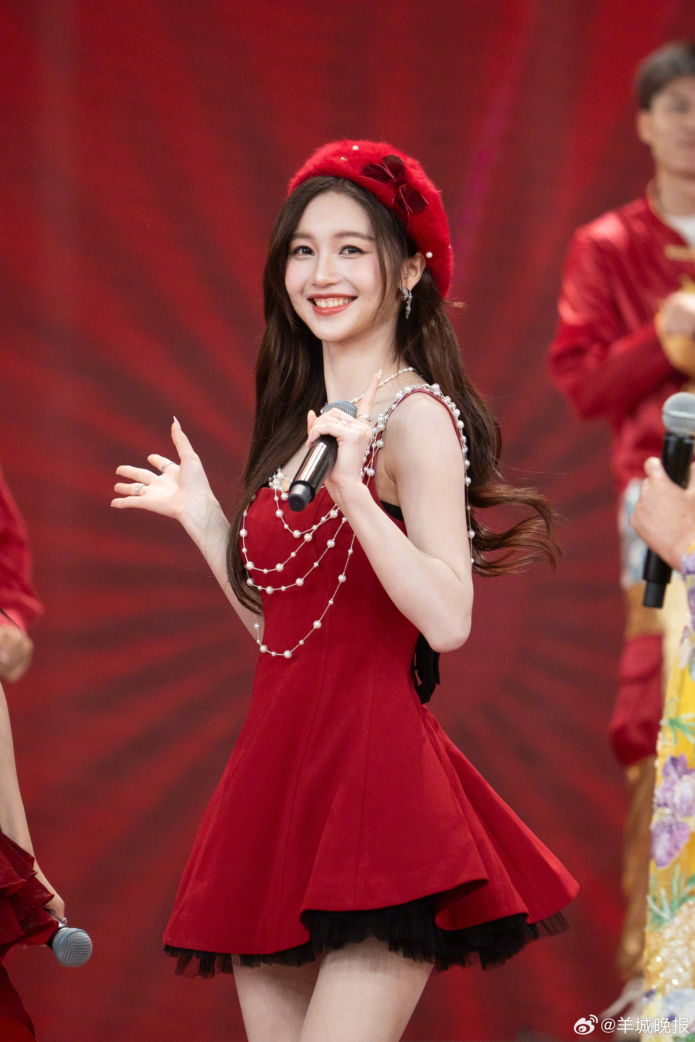 【#RED高清舞台直出九宫格#】马年将至，内娱高颜值唱跳女团R.E.D组合现身广