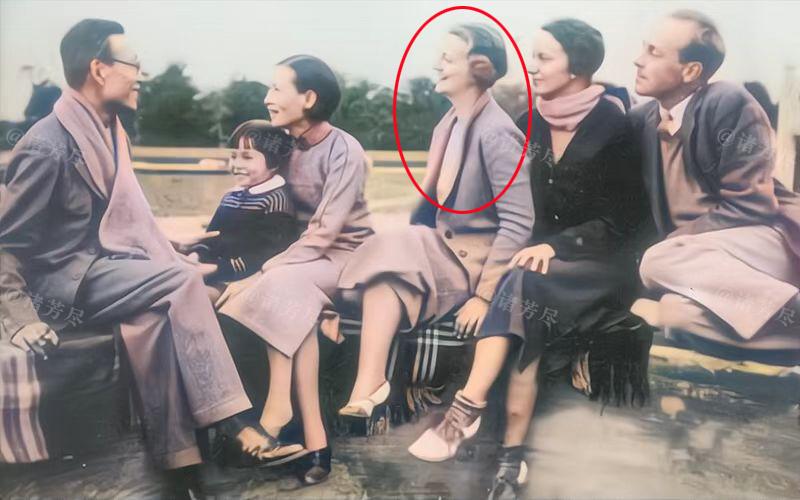 这位困扰史学家近百年的女子，到底是谁？1935年，北京天坛，林徽因携女儿梁再冰与