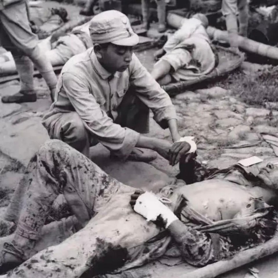 #历史那些事[超话]#抗日战争中，我军垂死的战士身中数枪，裤子上血迹斑斑，身上布