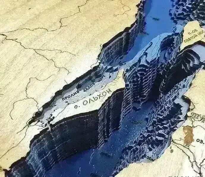 贝加尔湖的地质截面图。表面上看