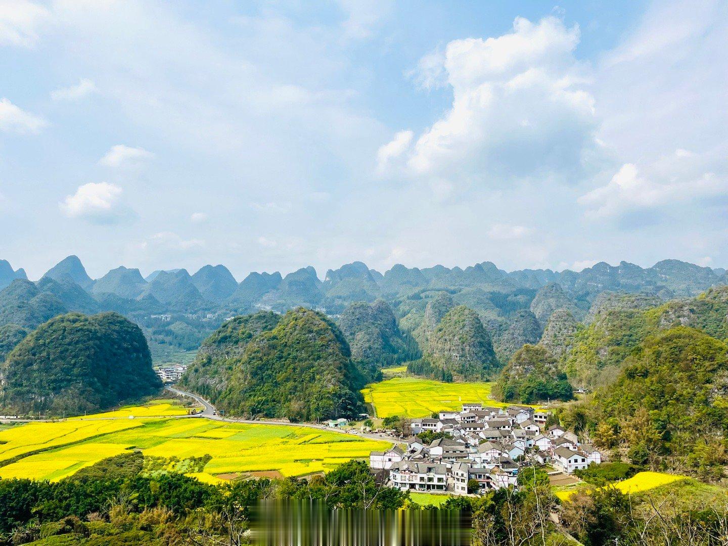 【兴义诗情画意的万峰林田园风光#春游季# 】贵州兴义万峰林是典型的喀斯特峰林，层