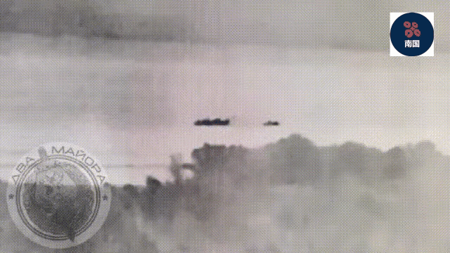 赫尔‬松州，俄‮斯罗‬军‮使队‬用‮射高‬炮‮平打‬射，成‮的功‬扫射‮支一‬试