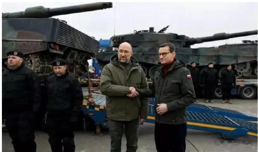 波兰向乌克兰支援的第一批豹2A4主战坦克于2月24日这个特殊的日子已经运抵乌克兰