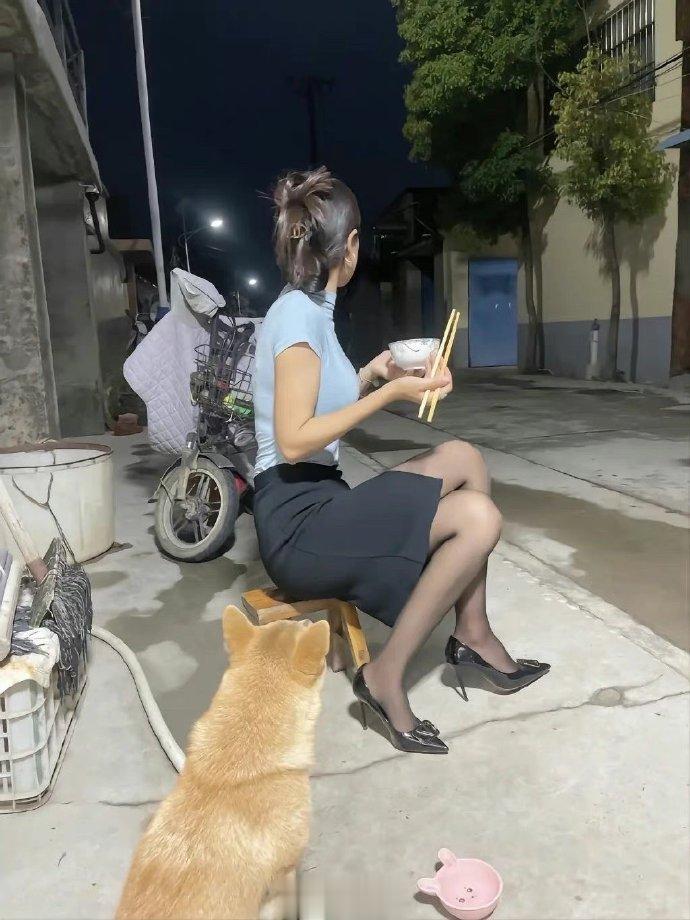 吃饭有点心不在焉！[挤眼]  