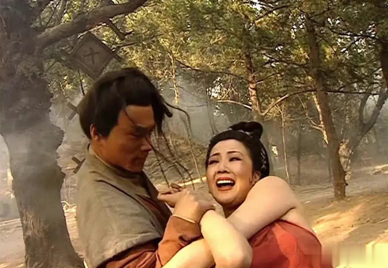 当年看老版水浒时，真的完全没有看到这个穿帮镜头，原来那个年代，国内影视圈就很流行