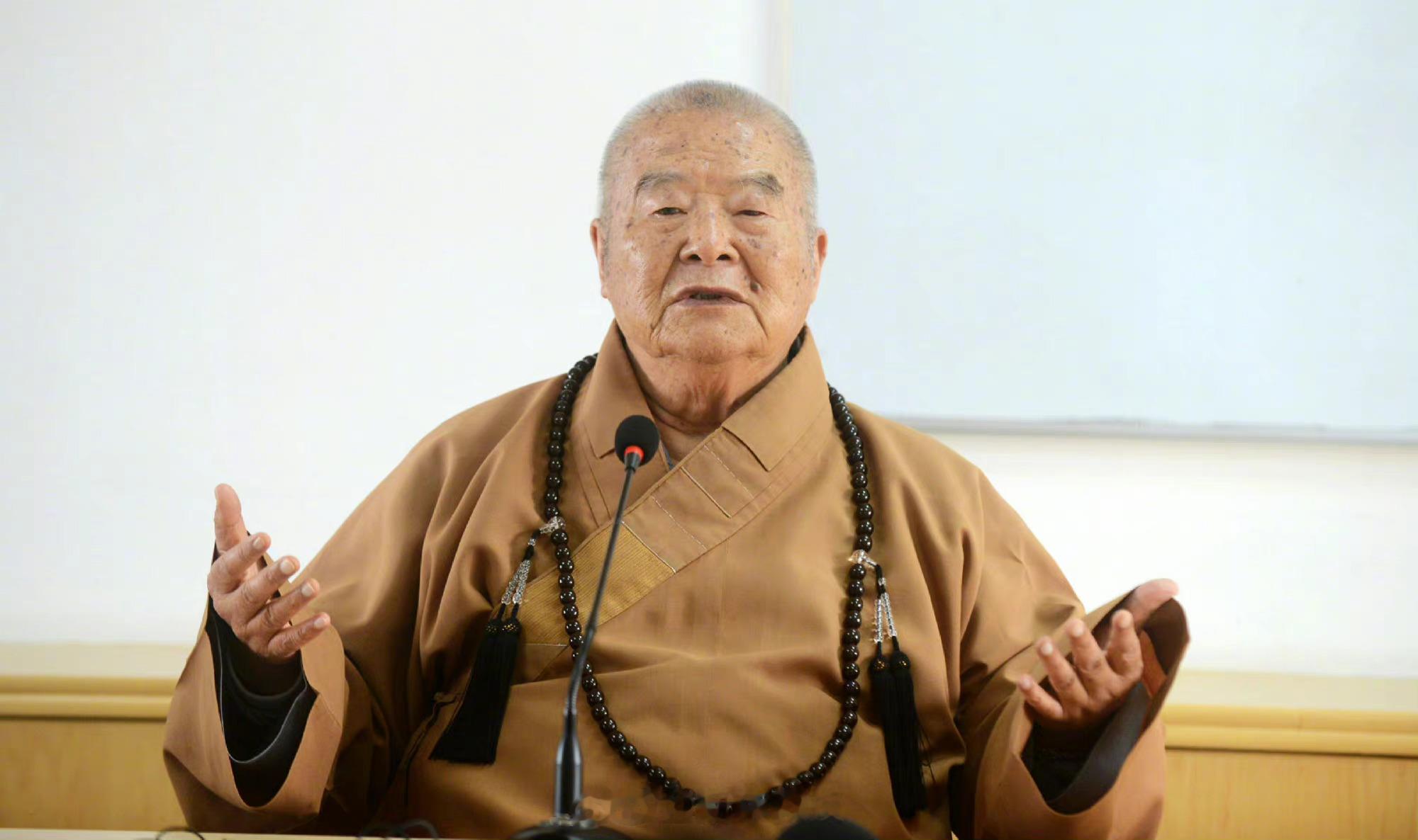 今天，我从新闻媒体上得知两条不幸的消息。第一条消息是，星云大师圆寂了。星云大师学