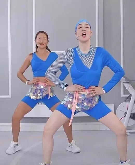 钟丽缇的衣品总是这么的让人感到一言难尽！这是彻底的放飞自我了吗？