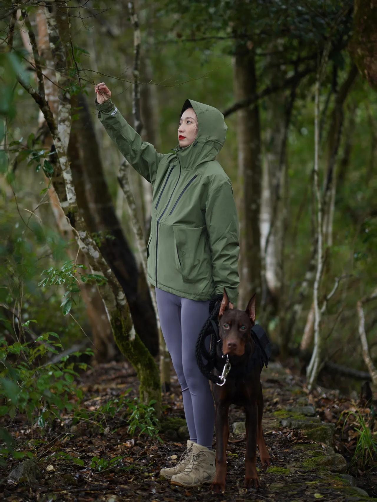 🍃🌳和大自然亲密接触🌲
被绿色包围的我
和狗狗散步的我
和大自然融为一体的