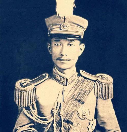1904年，22岁的蔡锷要迎娶29岁的刘长姑，可花轿到了门口，新娘子却说：“我誓