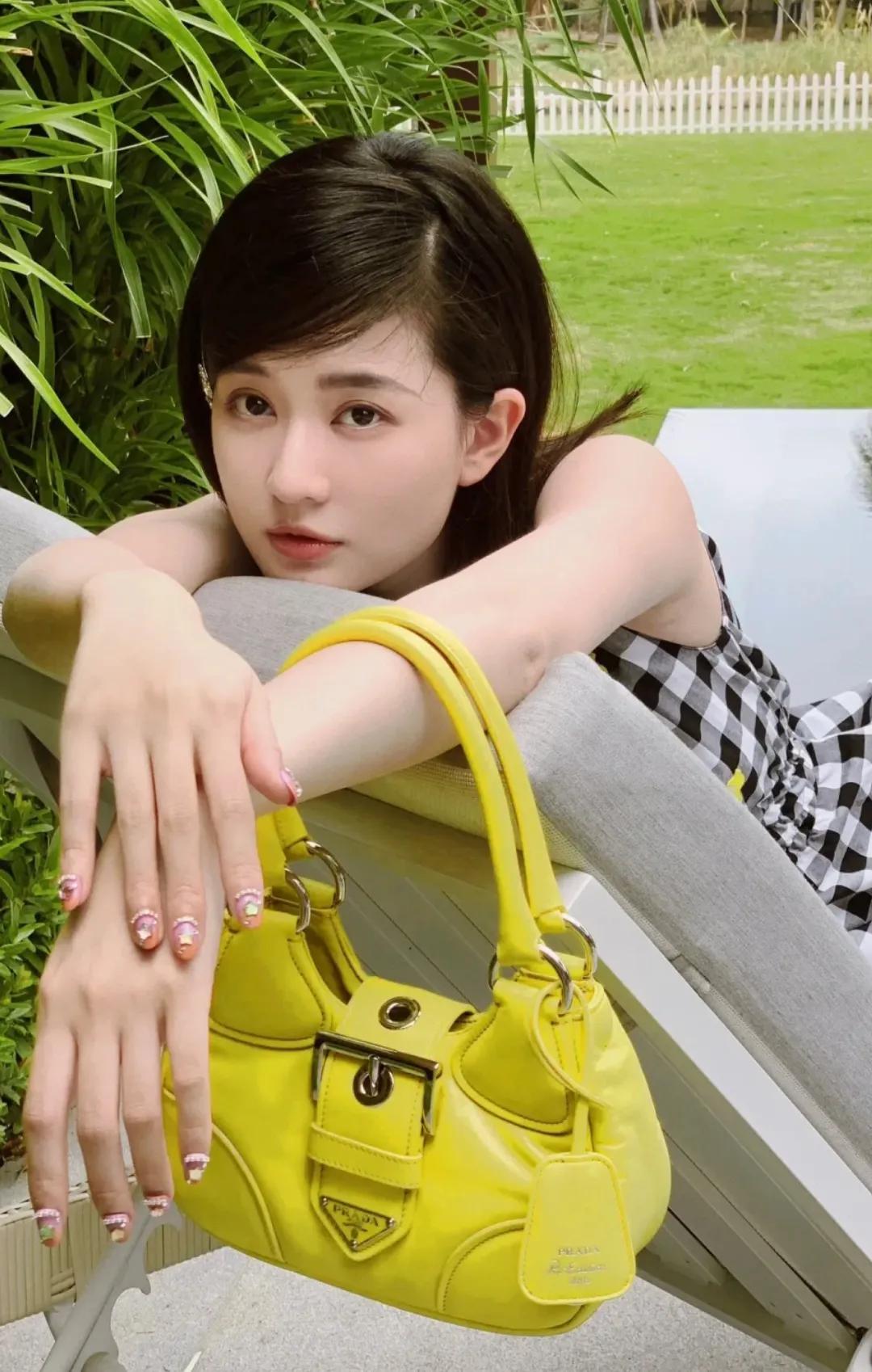 乔欣变了，变得软软糯糯的，就像邻家女孩一样清纯唯美。而且她的肤色真的好，白里透红
