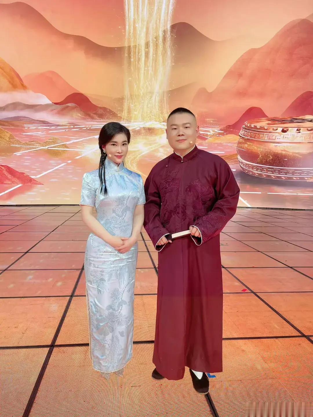 支持岳云鹏，在元宵晚会上岳云鹏与陆锦花合作表演的《新花好月圆夜》。
一个唱评书，
