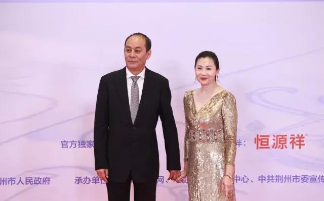 张光北和妻子陈炜亮相，夫妻俩恩爱多年，从初恋到至今。

张光北和妻子陈炜应该属于