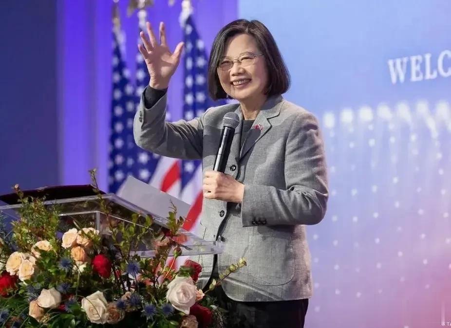 【蔡英文过境访天怒人怨灰溜溜】美国媒体观察到，近日以来，美国政府正在以前所未有的