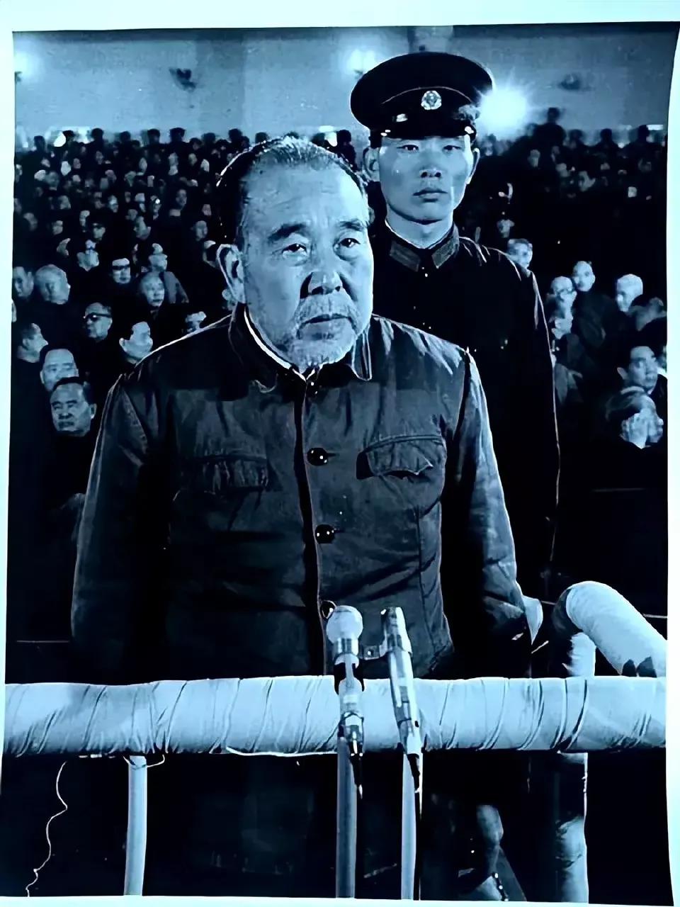 这是1980年，黄永胜站在庭审现场的一张罕见照片，照片中的他显得很平静，看起来也