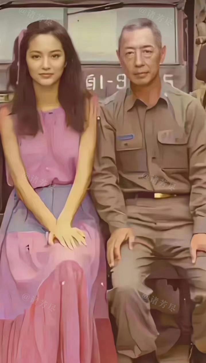 1980年，26岁的林青霞来到部队探望父亲林维良，并与父亲留下了这张珍贵合影。镜