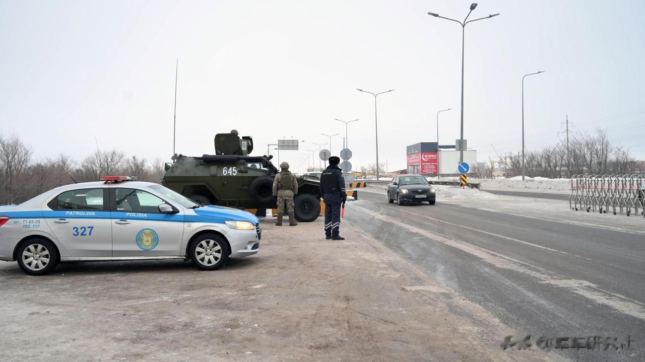把守交通要道的哈萨克斯坦军队土耳其制眼镜蛇高机动装甲车（图1-5）和阿兰防雷车（