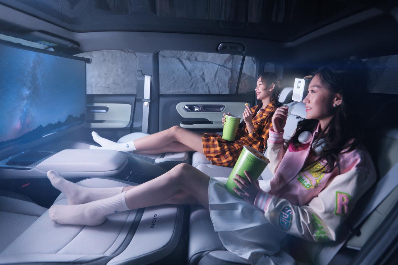 你卡里有三万五吗？你一个月能存下三千吗？如果能的话，就可以买车了。
年轻人少去几
