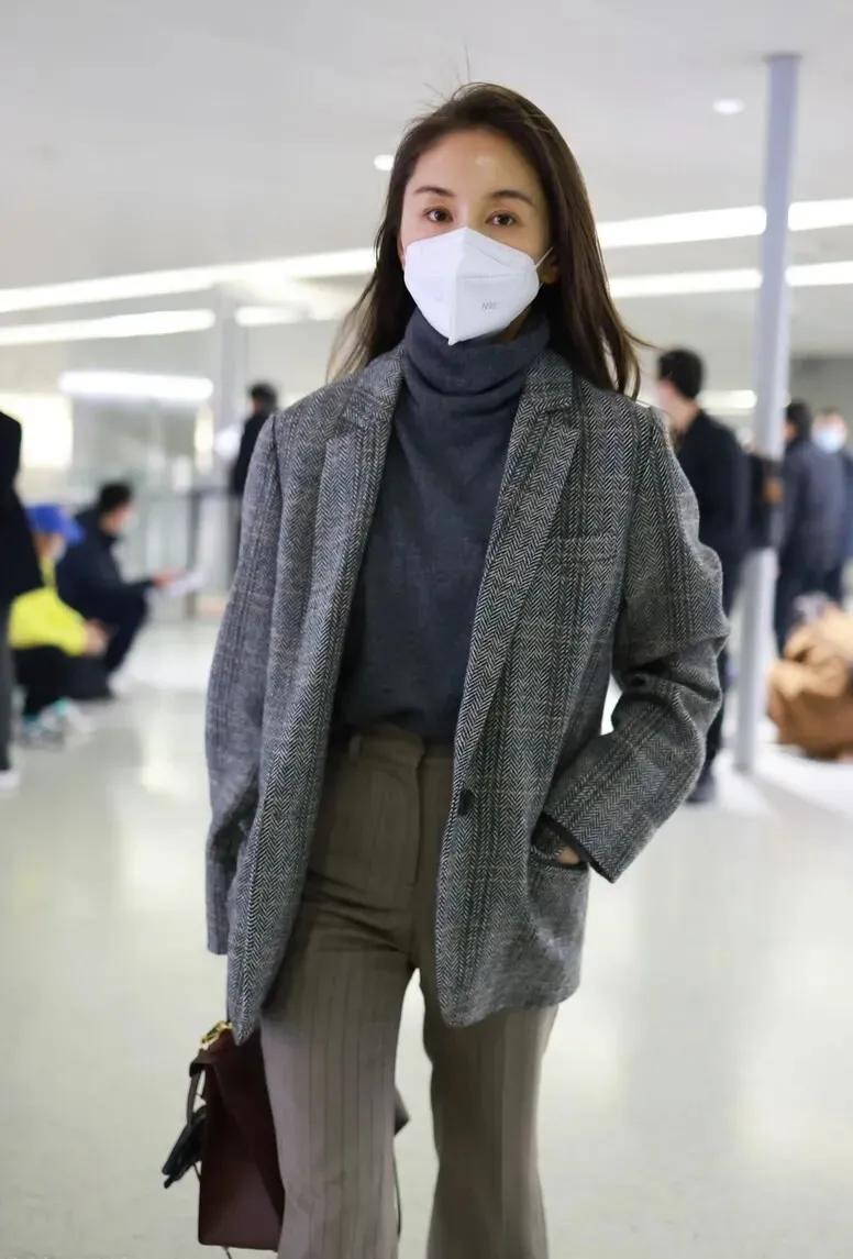 王子文最新春款造型简约大气又干练，穿灰色夹花毛呢西装，内搭深灰色高领毛衣，优雅大