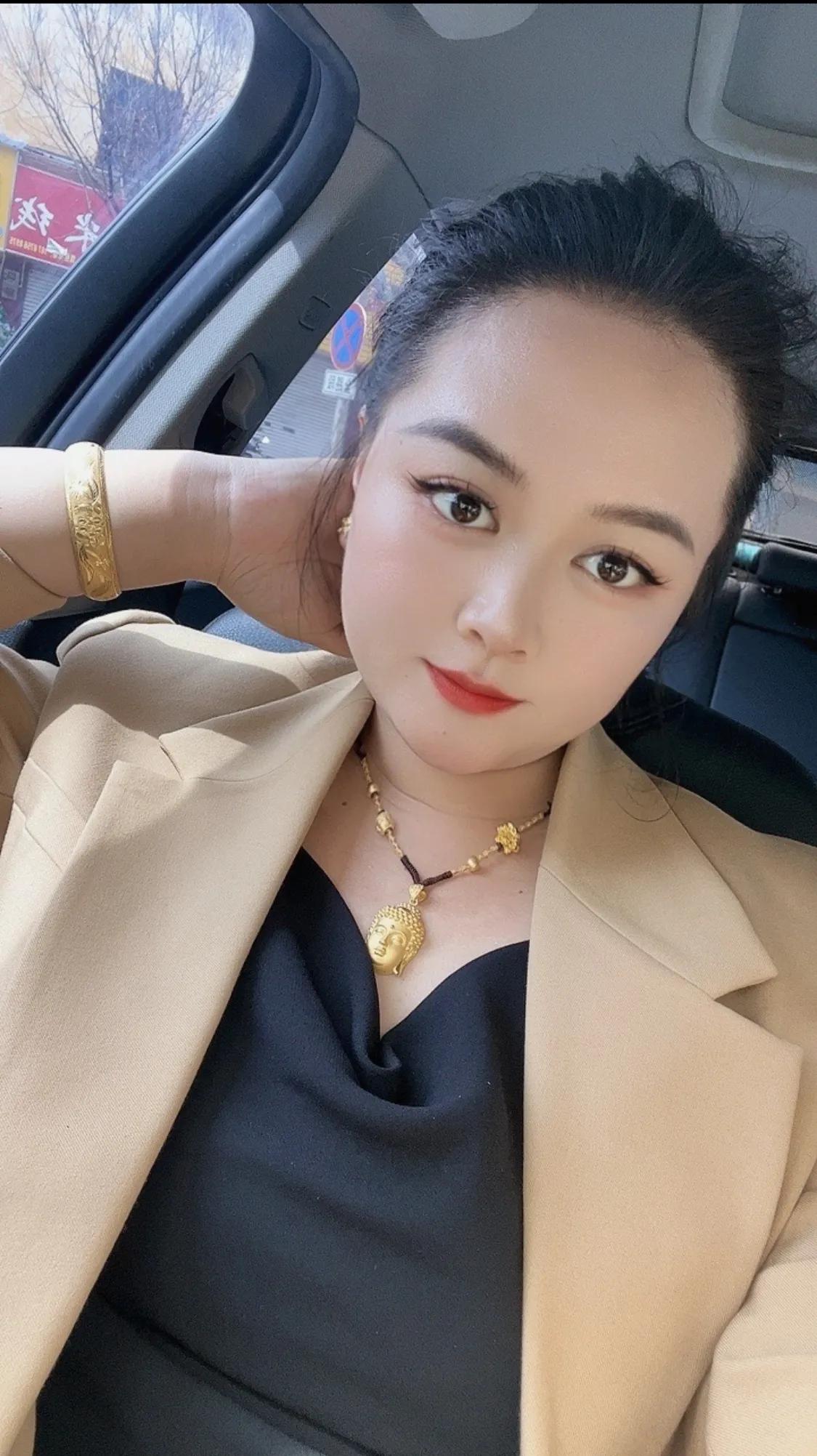 富婆不留刘海。并不是不留刘海的都是富婆。
富婆不留刘海，不信你在身边的人中细细观