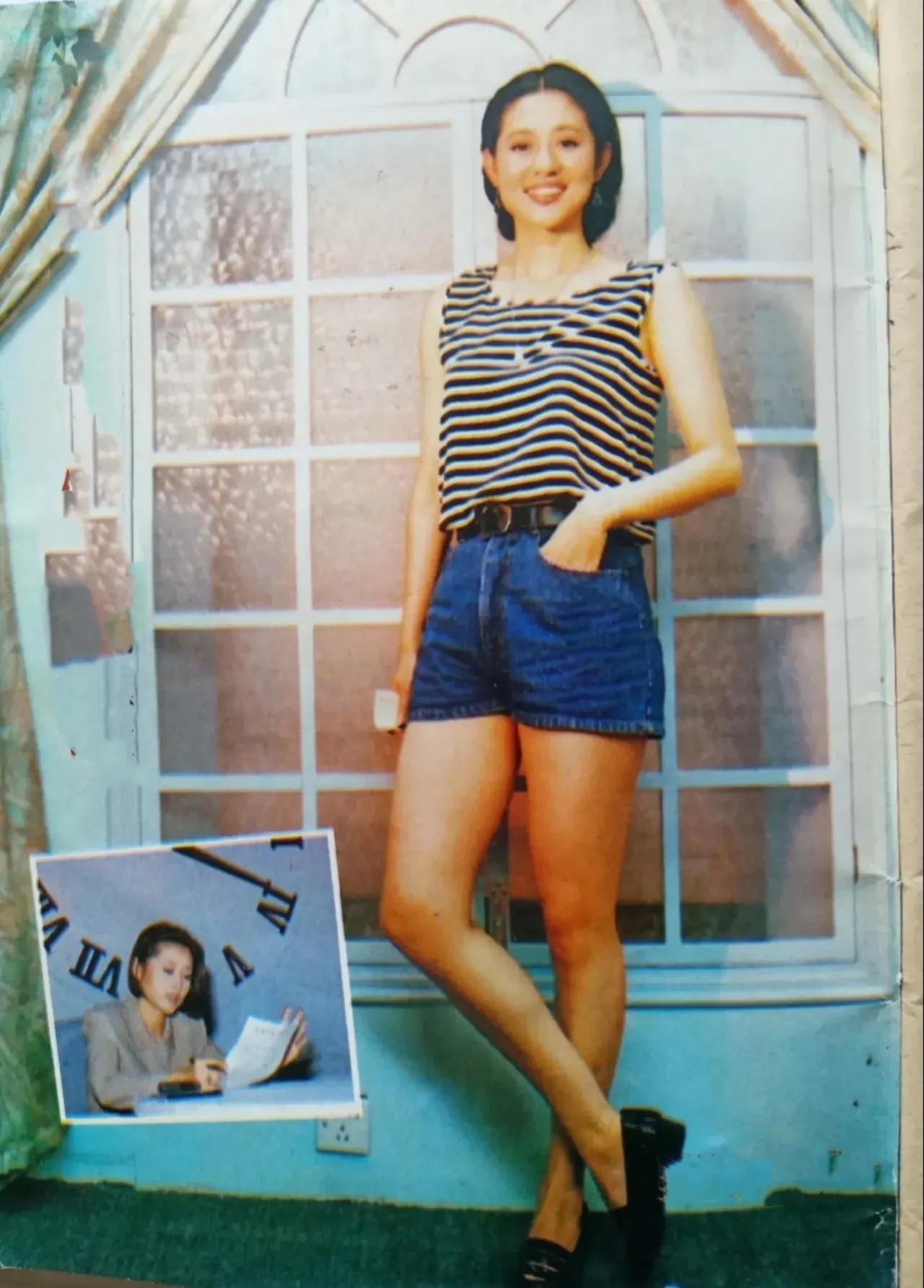 1996年，年轻时的的倪萍拍的一张留影，那时的倪萍正值青春芳华时，一双大长腿太惊