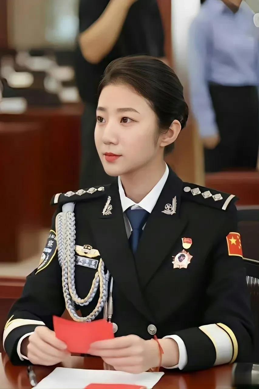 世间有两个我，一个是我，另一个也是我。
有些人在上班的时候是一个我，下班之后又是