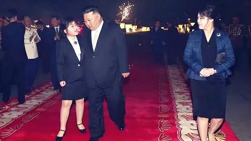 金正恩9岁女儿频频亮相，穿戴整齐挺成熟，褶皱设计摆脱圆润身材！

金正恩九岁女儿