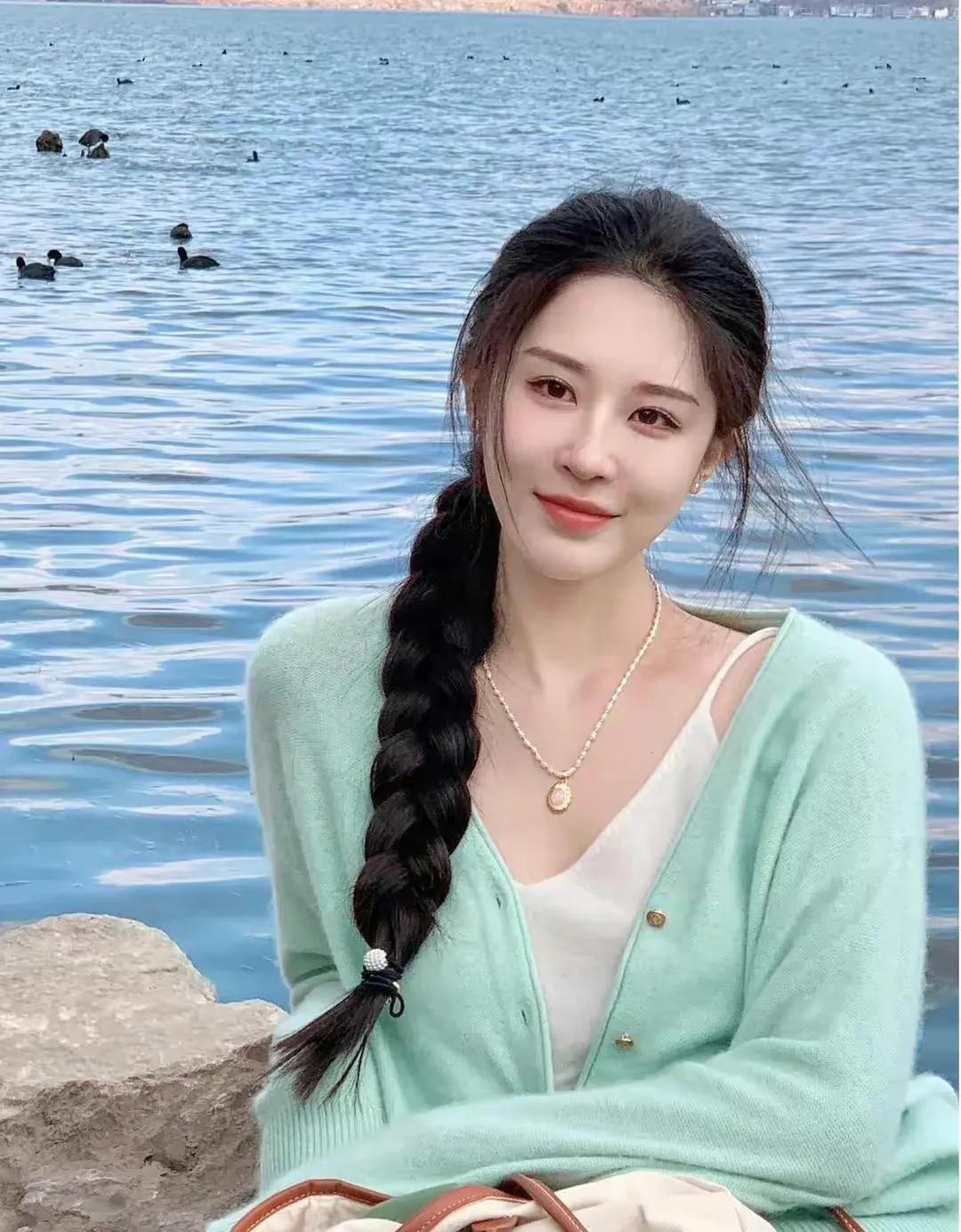 不合群的男人多半都很聪明，而且悟性极高，尤其是那些对哲学、玄学感兴趣的人。这类人