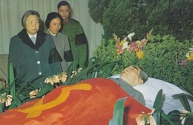 1976年周总理逝世消息，邓公泪洒会场，忍痛下达三道命令
 
1976年1月8日