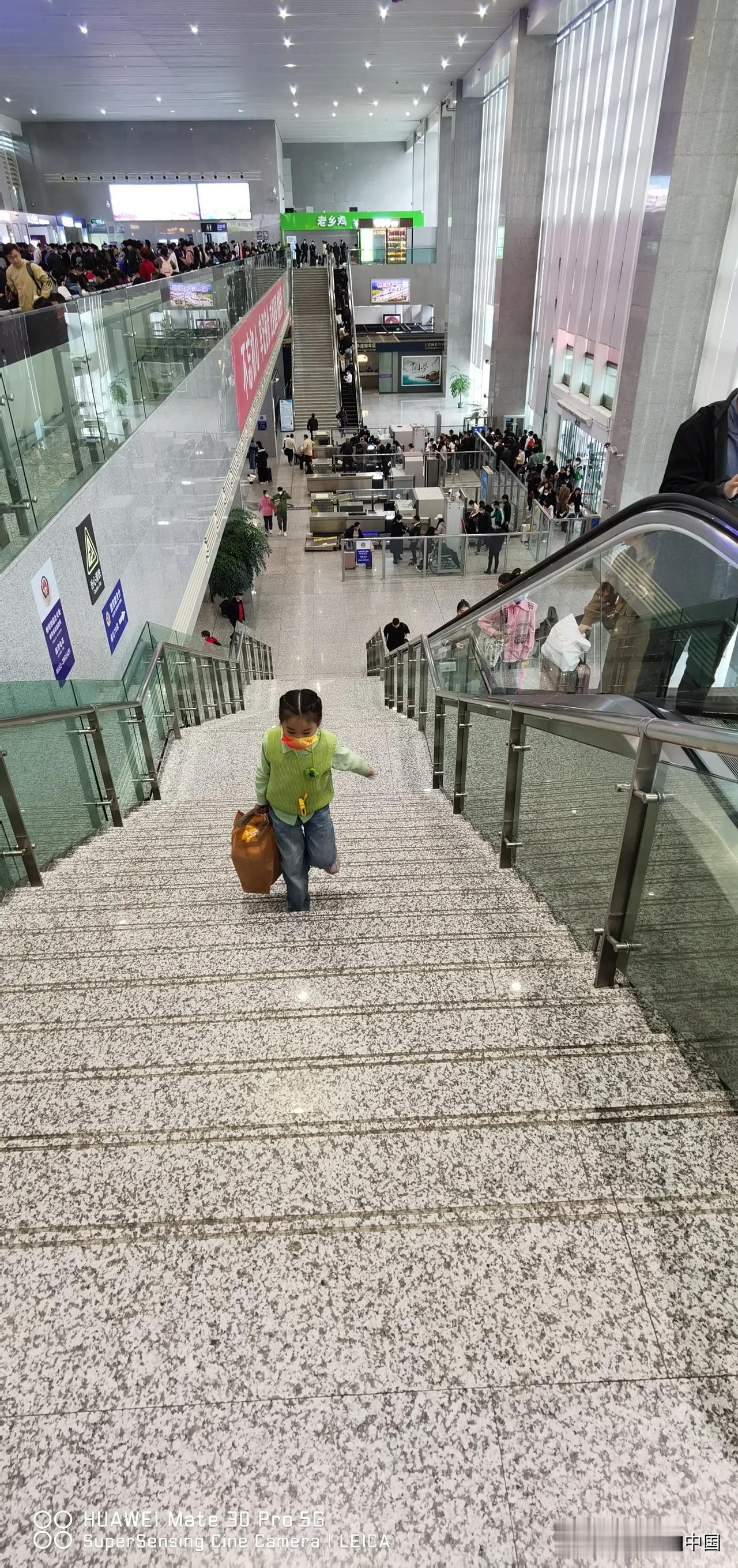 【原创】[行•拍中国-2023-19][安徽蚌埠·蚌埠南站·扶梯／台阶设计欠妥]