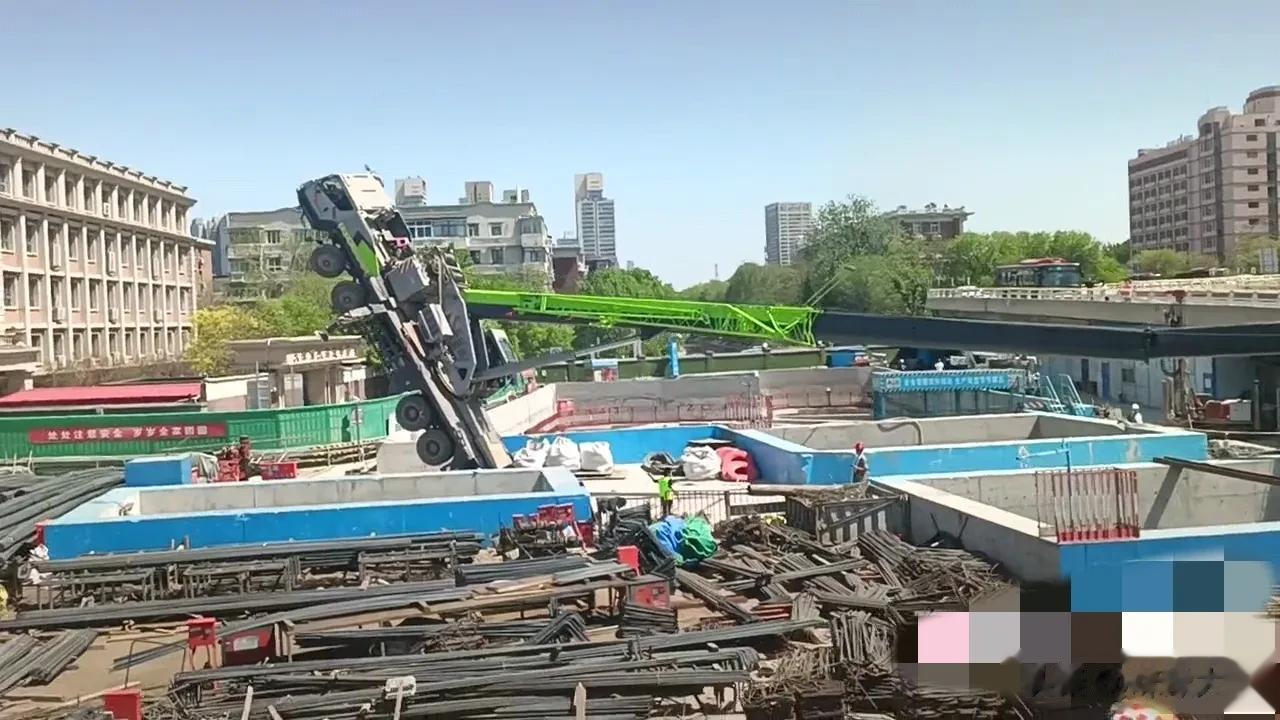 万幸万幸，在此次吊车事件中，汉阳道中学躲过一劫[捂脸]幸亏吊车倒下的方向，不是汉