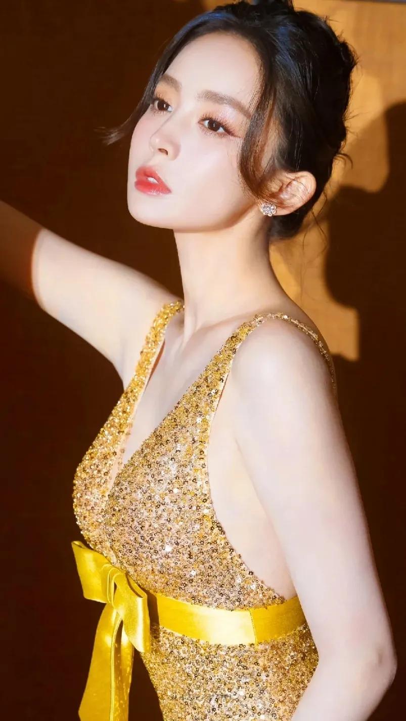 古力娜扎一直被视为演艺圈的清新女神，她的甜美和自然受到了众多粉丝的喜爱。
然而，