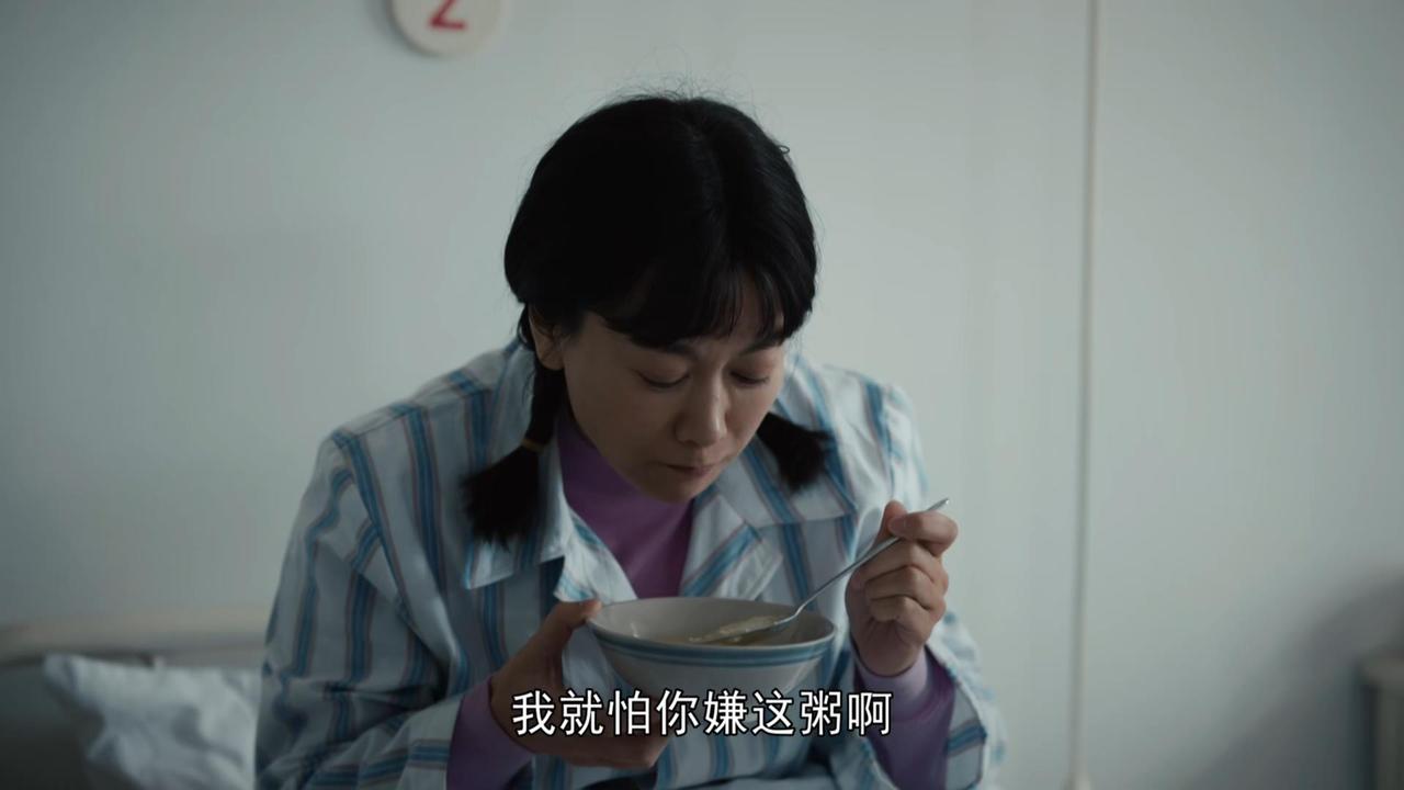 女人刚刚生完孩子，丈夫送来吃的，女人说没胃口，男人说：我就怕你嫌粥没味道，我特意