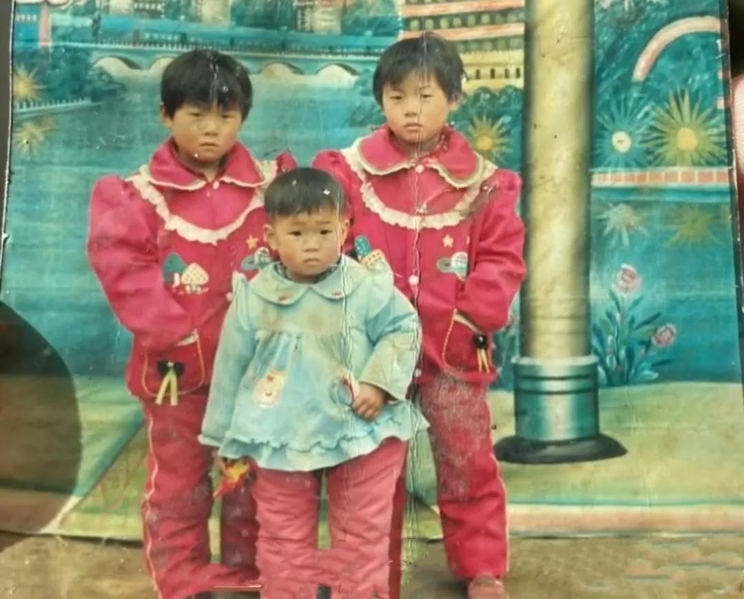 三个小姐弟相隔20年的两张合影，20年后，当年长得最矮的弟弟现在长得最高了。
2