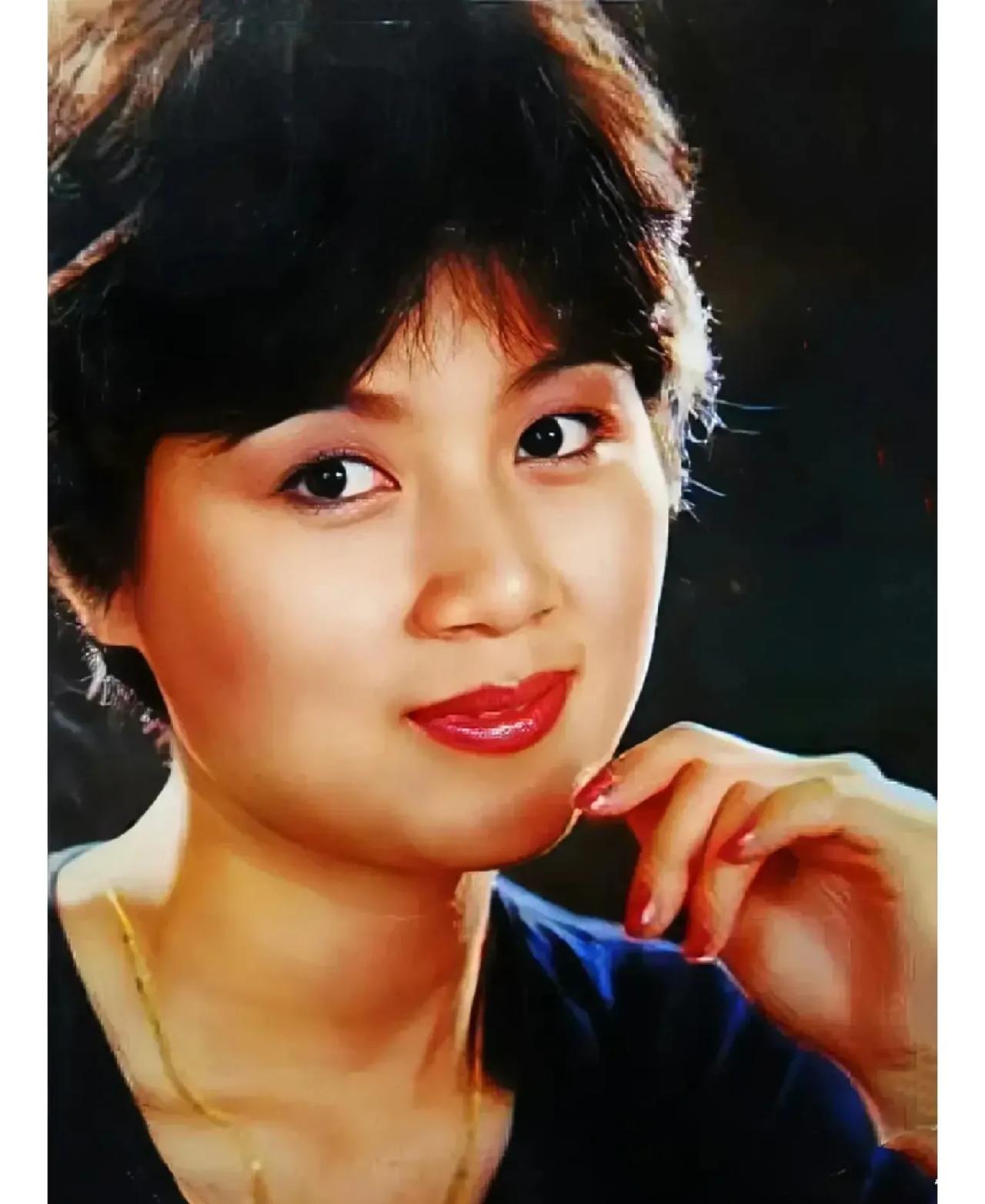 她，美的不可方物，嫁给大自己16岁的老公，感到无比幸福。
她，出生于安徽安庆，毕