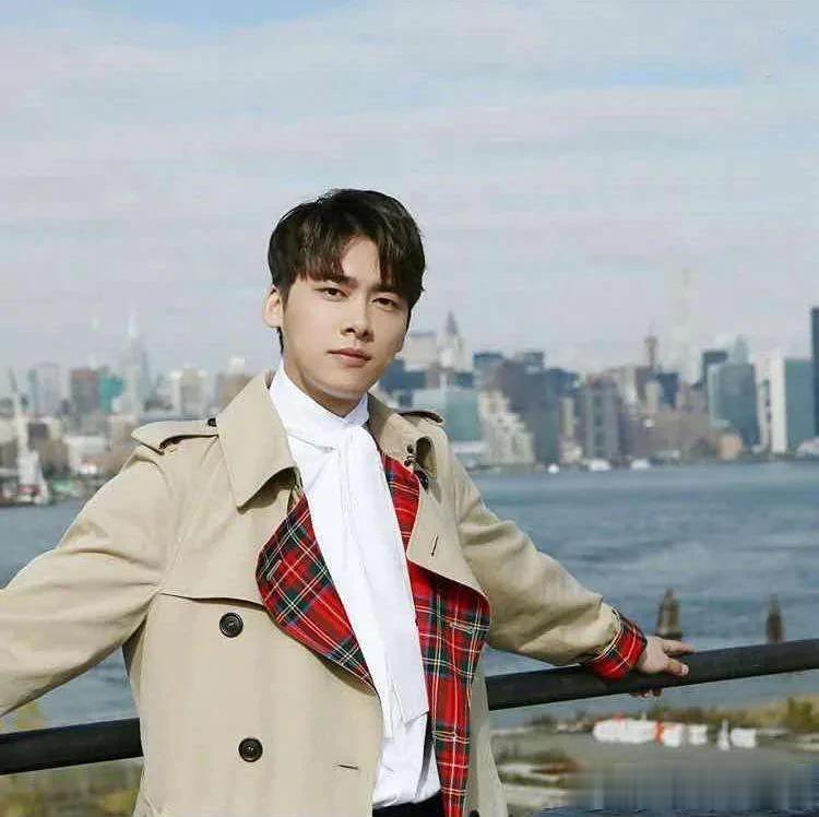 网友提问：我跟男朋友谈了三年恋爱，男朋友移情别恋把我甩了，我很痛苦，怎么办？

