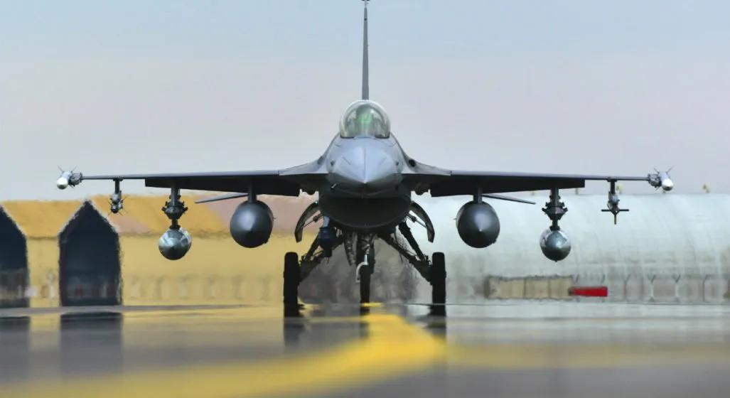 F-16战斗机和歼10CE战斗